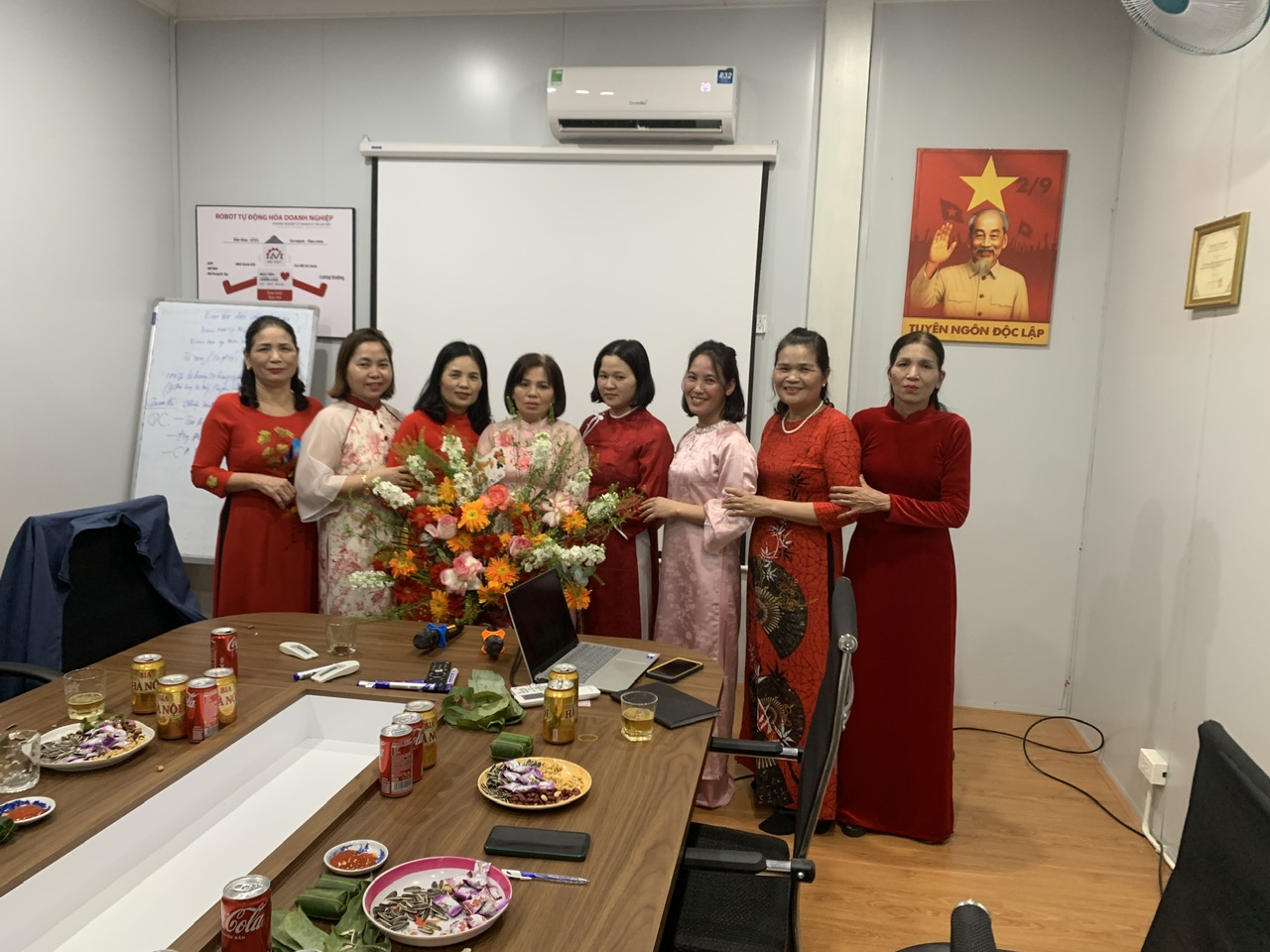 Tập thể An Việt trong trang phục áo dài