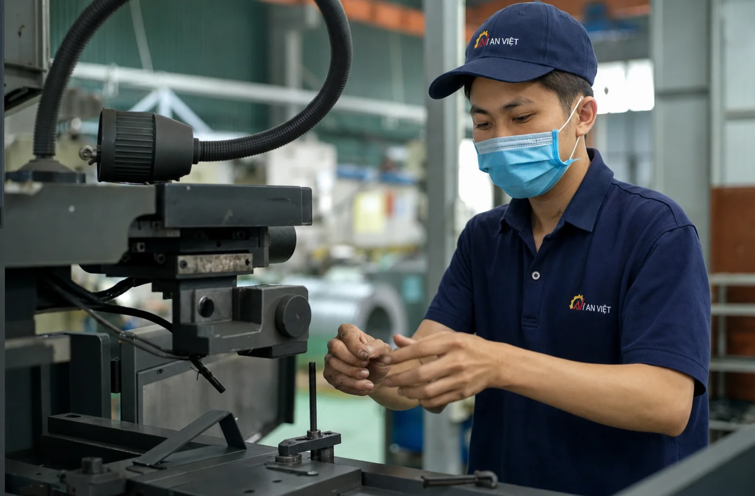 Kỹ thuật viên An Việt thao tác và kiểm soát tại máy